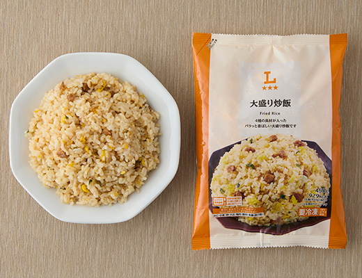 ローソンの大盛り炒飯を比較する。税込価格：473円、カロリー：929kcal、1円あたりカロリー：1.96kcal/円、たんぱく質：27.9g、1円あたりたんぱく質：0.06g/円、脂質：28.8g、炭水化物：140.9g、糖質：138.2g、食物繊維：2.7g、食塩相当量：6.2g。