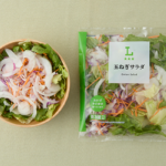 ローソンの玉ねぎサラダを比較する。税込価格：167円。