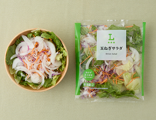 ローソンの玉ねぎサラダを比較する。税込価格：167円。