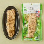 ローソンのサラダチキン ブラックペッパーを比較する。税込価格：257円、カロリー：93kcal、1円あたりカロリー：0.36kcal/円、たんぱく質：16.4g、1円あたりたんぱく質：0.06g/円、脂質：1.9g、炭水化物：2.5g、糖質：2.2g、食物繊維：0.3g、食塩相当量：1.5g。