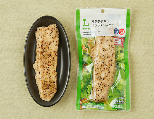 ローソンのサラダチキン ブラックペッパーを比較する。税込価格：257円、カロリー：93kcal、1円あたりカロリー：0.36kcal/円、たんぱく質：16.4g、1円あたりたんぱく質：0.06g/円、脂質：1.9g、炭水化物：2.5g、糖質：2.2g、食物繊維：0.3g、食塩相当量：1.5g。