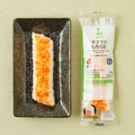 ローソンの辛子マヨしたらばを比較する。税込価格：138円、カロリー：99kcal、1円あたりカロリー：0.72kcal/円、たんぱく質：5g、1円あたりたんぱく質：0.04g/円、脂質：6.3g、炭水化物：5.7g、糖質：5.4g、食物繊維：0.3g、食塩相当量：1g。
