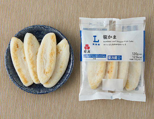 ローソンの笹かまを比較する。税込価格：235円、カロリー：123kcal、1円あたりカロリー：0.52kcal/円、たんぱく質：13.7g、1円あたりたんぱく質：0.06g/円、脂質：1.8g、炭水化物：13.2g、糖質：12.8g、食物繊維：0.4g、食塩相当量：1.7g。