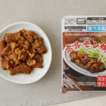 ローソンのエスフーズ ナガラ食品監修ホルモン焼。税込価格：322円、カロリー：109kcal、たんぱく質：10.2g、脂質：6.3g、炭水化物：3.4g、糖質：2.1g、食物繊維：1.3g、食塩相当量：1.4g。