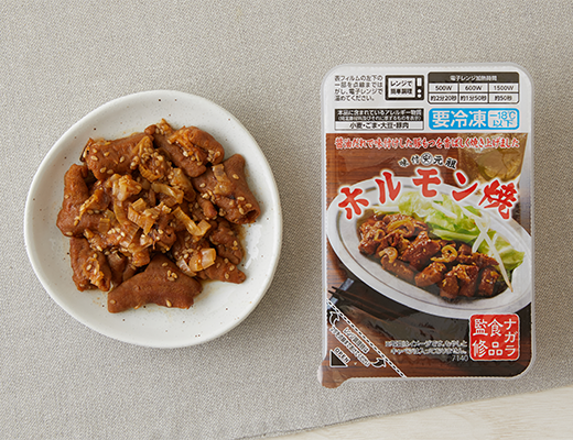 ローソンのエスフーズ ナガラ食品監修ホルモン焼。税込価格：322円、カロリー：109kcal、たんぱく質：10.2g、脂質：6.3g、炭水化物：3.4g、糖質：2.1g、食物繊維：1.3g、食塩相当量：1.4g。