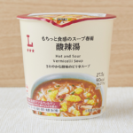 ローソンのもちっと食感のスープ春雨 酸辣湯を比較する。税込価格：178円、カロリー：90kcal、1円あたりカロリー：0.51kcal/円、たんぱく質：1.5g、1円あたりたんぱく質：0.01g/円、脂質：1g、炭水化物：19.1g、糖質：18.6g、食物繊維：0.5g、食塩相当量：3g。