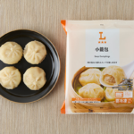 ローソンの小籠包を比較する。税込価格：235円、カロリー：165kcal、1円あたりカロリー：0.70kcal/円、たんぱく質：10.1g、1円あたりたんぱく質：0.04g/円、脂質：6.4g、炭水化物：19.2g、糖質：14.3g、食物繊維：4.9g、食塩相当量：1g。