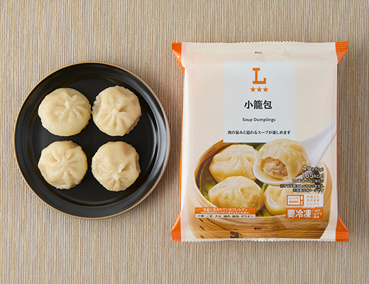 ローソンの小籠包を比較する。税込価格：235円、カロリー：165kcal、1円あたりカロリー：0.70kcal/円、たんぱく質：10.1g、1円あたりたんぱく質：0.04g/円、脂質：6.4g、炭水化物：19.2g、糖質：14.3g、食物繊維：4.9g、食塩相当量：1g。