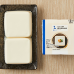ローソンの濃い味の豆腐を比較する。税込価格：194円、カロリー：89kcal、1円あたりカロリー：0.46kcal/円、たんぱく質：7.5g、1円あたりたんぱく質：0.04g/円、脂質：4.8g、炭水化物：4.3g、糖質：3.8g、食物繊維：0.5g、食塩相当量：0.2g。
