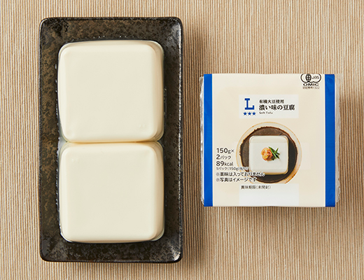 ローソンの濃い味の豆腐を比較する。税込価格：194円、カロリー：89kcal、1円あたりカロリー：0.46kcal/円、たんぱく質：7.5g、1円あたりたんぱく質：0.04g/円、脂質：4.8g、炭水化物：4.3g、糖質：3.8g、食物繊維：0.5g、食塩相当量：0.2g。