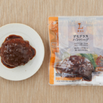 ローソンのデミグラスハンバーグ。税込価格：192円、カロリー：173kcal、たんぱく質：8.6g、脂質：10.2g、炭水化物：11.8g、糖質：10.2g、食物繊維：1.6g、食塩相当量：1.7g。