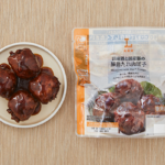 ローソンの国産鶏と国産豚の黒酢たれ肉団子。税込価格：289円、カロリー：327kcal、たんぱく質：13.9g、脂質：21g、炭水化物：20.8g、糖質：19.5g、食物繊維：1.3g、食塩相当量：2.2g。