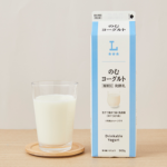 ローソンののむヨーグルトを比較する。税込価格：259円、カロリー：112kcal、1円あたりカロリー：0.43kcal/円、たんぱく質：5.2g、1円あたりたんぱく質：0.02g/円、脂質：0g、炭水化物：22.9g、糖質：22.5g、食物繊維：0.4g、食塩相当量：0.2g。