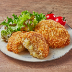 ローソンの北海道産きたあかりの牛肉コロッケ。税込価格：120円、カロリー：221kcal、たんぱく質：3.4g、脂質：15.6g、炭水化物：17g、糖質：16.3g、食物繊維：0.7g、食塩相当量：0.4g。