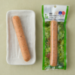 ローソンの国産サラダチキンスティック トマト＆チーズを比較する。税込価格：184円、カロリー：102kcal、1円あたりカロリー：0.55kcal/円、たんぱく質：11.3g、1円あたりたんぱく質：0.06g/円、脂質：4.8g、炭水化物：3.5g、糖質：3.1g、食物繊維：0.4g、食塩相当量：1g。