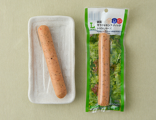 ローソンの国産サラダチキンスティック トマト＆チーズを比較する。税込価格：184円、カロリー：102kcal、1円あたりカロリー：0.55kcal/円、たんぱく質：11.3g、1円あたりたんぱく質：0.06g/円、脂質：4.8g、炭水化物：3.5g、糖質：3.1g、食物繊維：0.4g、食塩相当量：1g。
