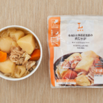 ローソンの牛肉と北海道産男爵の肉じゃが。税込価格：333円、カロリー：183kcal、たんぱく質：6.2g、脂質：6g、炭水化物：27.4g、糖質：24.8g、食物繊維：2.6g、食塩相当量：2.1g。