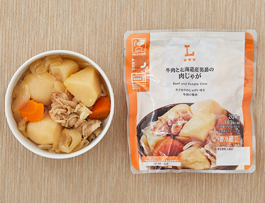 ローソンの牛肉と北海道産男爵の肉じゃが。税込価格：333円、カロリー：183kcal、たんぱく質：6.2g、脂質：6g、炭水化物：27.4g、糖質：24.8g、食物繊維：2.6g、食塩相当量：2.1g。