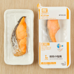 ローソンの銀鮭の塩焼。税込価格：430円、カロリー：135kcal、たんぱく質：12g、脂質：9.7g、炭水化物：0g、糖質：0g、食物繊維：0g、食塩相当量：1.2g。
