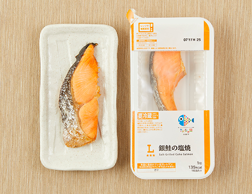 ローソンの銀鮭の塩焼。税込価格：430円、カロリー：135kcal、たんぱく質：12g、脂質：9.7g、炭水化物：0g、糖質：0g、食物繊維：0g、食塩相当量：1.2g。