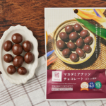 ローソンのマカダミアナッツチョコレート(イヌリン使用)。税込価格：298円、カロリー：215kcal、たんぱく質：2.5g、脂質：18.8g、炭水化物：12.6g、糖質：5.1g、食物繊維：7.5g、食塩相当量：0g。