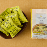 ローソンのわかめとしいたけのたまごスープを比較する。税込価格：428円、カロリー：26kcal、1円あたりカロリー：0.06kcal/円、たんぱく質：1.7g、1円あたりたんぱく質：0.01未満g/円、脂質：0.9g、炭水化物：3g、糖質：2.8g、食物繊維：0.2g、食塩相当量：1.1g。