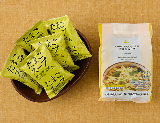ローソンのわかめとしいたけのたまごスープを比較する。税込価格：428円、カロリー：26kcal、1円あたりカロリー：0.06kcal/円、たんぱく質：1.7g、1円あたりたんぱく質：0.01未満g/円、脂質：0.9g、炭水化物：3g、糖質：2.8g、食物繊維：0.2g、食塩相当量：1.1g。