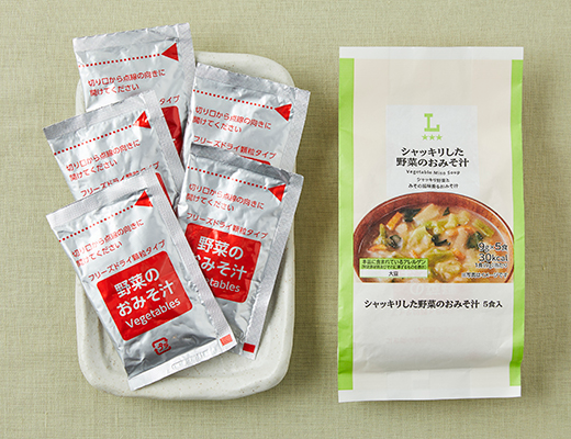 ローソンのシャッキリした野菜のおみそ汁を比較する。税込価格：338円、カロリー：30kcal、1円あたりカロリー：0.09kcal/円、たんぱく質：1.6g、1円あたりたんぱく質：0.01未満g/円、脂質：0.8g、炭水化物：4.7g、糖質：3.7g、食物繊維：1g、食塩相当量：1.5g。