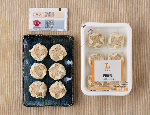ローソンの肉焼売。税込価格：430円、カロリー：324kcal、たんぱく質：17.7g、脂質：18.3g、炭水化物：23.6g、糖質：20.5g、食物繊維：3.1g、食塩相当量：3.4g。