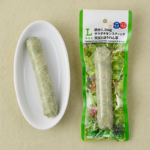 ローソンの鉄分1.3mgサラダチキンスティック 枝豆とほうれん草を比較する。税込価格：184円、カロリー：68kcal、1円あたりカロリー：0.37kcal/円、たんぱく質：12.2g、1円あたりたんぱく質：0.07g/円、脂質：1.8g、炭水化物：1g、糖質：0.3g、食物繊維：0.7g、食塩相当量：1g。
