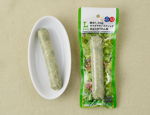 ローソンの鉄分1.3mgサラダチキンスティック 枝豆とほうれん草を比較する。税込価格：184円、カロリー：68kcal、1円あたりカロリー：0.37kcal/円、たんぱく質：12.2g、1円あたりたんぱく質：0.07g/円、脂質：1.8g、炭水化物：1g、糖質：0.3g、食物繊維：0.7g、食塩相当量：1g。