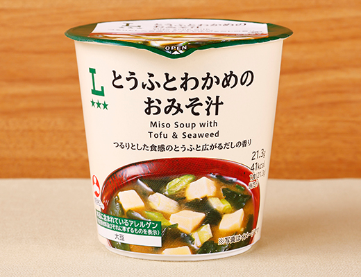 ローソンのとうふとわかめのおみそ汁を比較する。税込価格：130円、カロリー：41kcal、1円あたりカロリー：0.32kcal/円、たんぱく質：3.2g、1円あたりたんぱく質：0.02g/円、脂質：1.4g、炭水化物：4.4g、糖質：3.2g、食物繊維：1.2g、食塩相当量：1.8g。