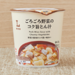 ローソンのごろごろ野菜のコク旨とん汁を比較する。税込価格：235円、カロリー：66kcal、1円あたりカロリー：0.28kcal/円、たんぱく質：4.1g、1円あたりたんぱく質：0.02g/円、脂質：2.5g、炭水化物：7.6g、糖質：5.7g、食物繊維：1.9g、食塩相当量：2.4g。