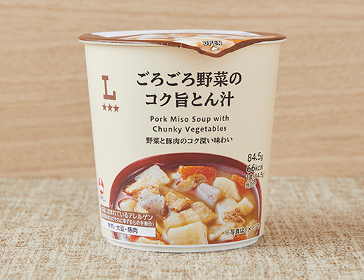 ローソンのごろごろ野菜のコク旨とん汁を比較する。税込価格：235円、カロリー：66kcal、1円あたりカロリー：0.28kcal/円、たんぱく質：4.1g、1円あたりたんぱく質：0.02g/円、脂質：2.5g、炭水化物：7.6g、糖質：5.7g、食物繊維：1.9g、食塩相当量：2.4g。