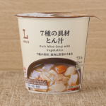 ローソンの7種の具材 とん汁を比較する。税込価格：188円、カロリー：61kcal、1円あたりカロリー：0.32kcal/円、たんぱく質：4.4g、1円あたりたんぱく質：0.02g/円、脂質：2.2g、炭水化物：6.8g、糖質：5g、食物繊維：1.8g、食塩相当量：2.4g。