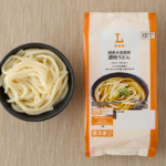 ローソンの国産小麦使用 讃岐うどんを比較する。税込価格：181円、カロリー：280kcal、1円あたりカロリー：1.55kcal/円、たんぱく質：7.8g、1円あたりたんぱく質：0.04g/円、脂質：1.1g、炭水化物：60.7g、糖質：58.6g、食物繊維：2.1g、食塩相当量：0.9g。