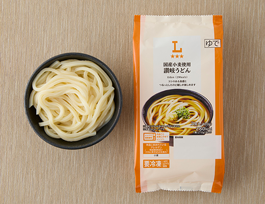 ローソンの国産小麦使用 讃岐うどんを比較する。税込価格：181円、カロリー：280kcal、1円あたりカロリー：1.55kcal/円、たんぱく質：7.8g、1円あたりたんぱく質：0.04g/円、脂質：1.1g、炭水化物：60.7g、糖質：58.6g、食物繊維：2.1g、食塩相当量：0.9g。
