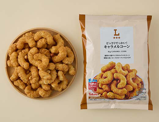 ローソンのどっさりでっかい！キャラメルコーンを比較する。税込価格：218円、カロリー：575kcal、1円あたりカロリー：2.64kcal/円、たんぱく質：4.3g、1円あたりたんぱく質：0.02g/円、脂質：36.8g、炭水化物：57.2g、糖質：56.1g、食物繊維：1.1g、食塩相当量：0.5g。