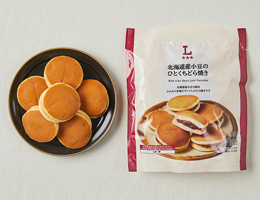 ローソンの北海道産小豆のひとくちどら焼きを比較する。税込価格：208円、カロリー：47kcal、1円あたりカロリー：0.23kcal/円、たんぱく質：0.8g、1円あたりたんぱく質：0.01未満g/円、脂質：1g、炭水化物：9g、糖質：8.7g、食物繊維：0.3g、食塩相当量：0g。