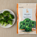 ローソンのブロッコリーを比較する。税込価格：211円、カロリー：39kcal、1円あたりカロリー：0.18kcal/円、たんぱく質：2.2g、1円あたりたんぱく質：0.01g/円、脂質：0.5g、炭水化物：9g、糖質：3.9g、食物繊維：5.1g、食塩相当量：0.1g。