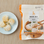 ローソンの海老蒸し餃子を比較する。税込価格：300円、カロリー：129kcal、1円あたりカロリー：0.43kcal/円、たんぱく質：3.8g、1円あたりたんぱく質：0.01g/円、脂質：3.1g、炭水化物：21.9g、糖質：21.1g、食物繊維：0.8g、食塩相当量：1g。