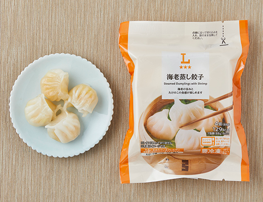 ローソンの海老蒸し餃子を比較する。税込価格：300円、カロリー：129kcal、1円あたりカロリー：0.43kcal/円、たんぱく質：3.8g、1円あたりたんぱく質：0.01g/円、脂質：3.1g、炭水化物：21.9g、糖質：21.1g、食物繊維：0.8g、食塩相当量：1g。