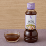 ローソンのかつお節香る 和風玉ねぎドレッシング。税込価格：320円、カロリー：39kcal、たんぱく質：0.3g、脂質：3.1g、炭水化物：2.5g、糖質：2.4g、食物繊維：0.1g、食塩相当量：0.7g。