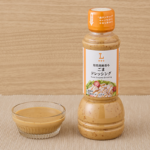 ローソンの焙煎胡麻香る ごまドレッシング。税込価格：320円、カロリー：60kcal、たんぱく質：0.3g、脂質：4.9g、炭水化物：3.6g、糖質：3.4g、食物繊維：0.1g、食塩相当量：0.5g。