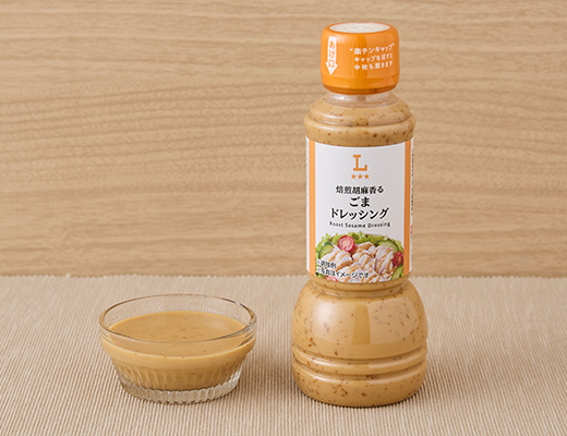 ローソンの焙煎胡麻香る ごまドレッシング。税込価格：320円、カロリー：60kcal、たんぱく質：0.3g、脂質：4.9g、炭水化物：3.6g、糖質：3.4g、食物繊維：0.1g、食塩相当量：0.5g。