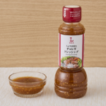 ローソンのしょうゆ香る チョレギドレッシング。税込価格：320円、カロリー：73kcal、たんぱく質：0.4g、脂質：6.9g、炭水化物：2.5g、糖質：2.3g、食物繊維：0.2g、食塩相当量：0.7g。