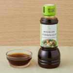 ローソンの爽やかな青じそ香る ノンオイルドレッシングを比較する。税込価格：268円、カロリー：6kcal、1円あたりカロリー：0.02kcal/円、たんぱく質：0.2g、1円あたりたんぱく質：0.01未満g/円、脂質：0g、炭水化物：1.2g、糖質：1.1g、食物繊維：0.1g、食塩相当量：0.9g。