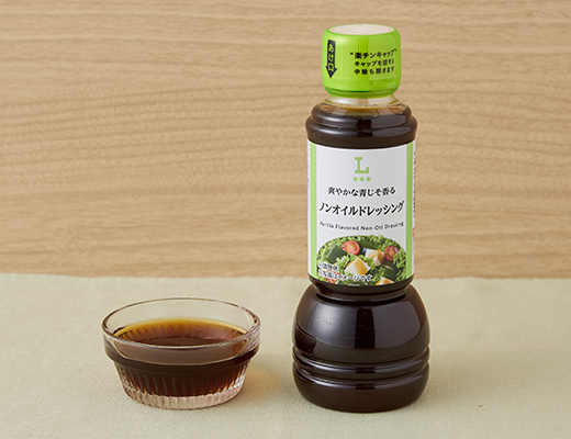 ローソンの爽やかな青じそ香る ノンオイルドレッシングを比較する。税込価格：268円、カロリー：6kcal、1円あたりカロリー：0.02kcal/円、たんぱく質：0.2g、1円あたりたんぱく質：0.01未満g/円、脂質：0g、炭水化物：1.2g、糖質：1.1g、食物繊維：0.1g、食塩相当量：0.9g。