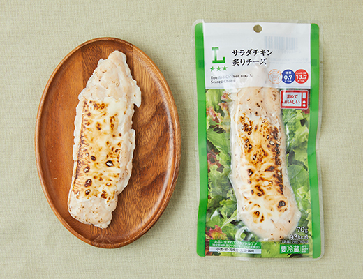 ローソンのサラダチキン 炙りチーズを比較する。税込価格：257円、カロリー：93kcal、1円あたりカロリー：0.36kcal/円、たんぱく質：13.7g、1円あたりたんぱく質：0.05g/円、脂質：3.9g、炭水化物：1.1g、糖質：0.7g、食物繊維：0.4g、食塩相当量：1.1g。