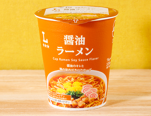 ローソンの醤油ラーメンを比較する。税込価格：168円、カロリー：335kcal、1円あたりカロリー：1.99kcal/円、たんぱく質：8.2g、1円あたりたんぱく質：0.05g/円、脂質：13.1g、炭水化物：46.9g、糖質：45.1g、食物繊維：1.8g、食塩相当量：4.3g。